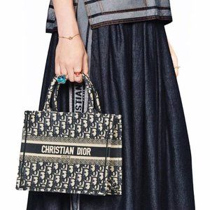 99% NEW BOOKTOTE, DIOR MEDIUM SIZE PICTURE UPDATED